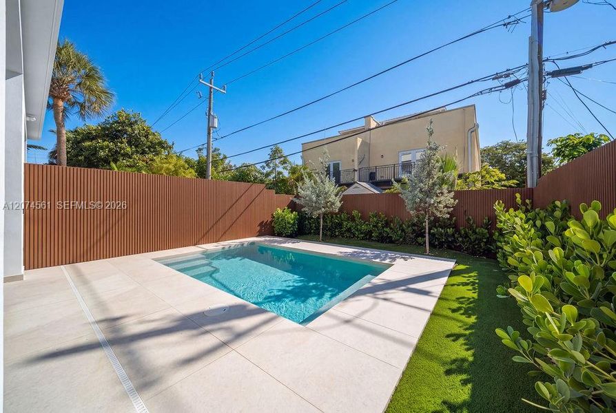 Exterior details and patio area of a home in , Fort Lauderdale (Image 33).
