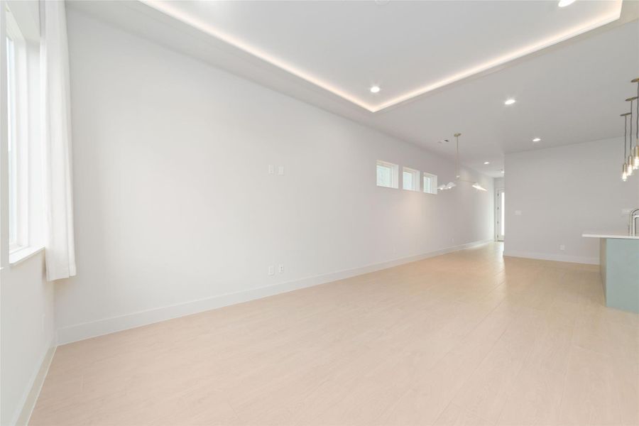 Spacious, unfurnished interior of a new home in Alicante, Houston (Image 25).