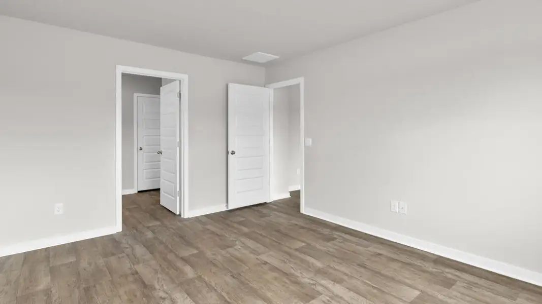 Spacious, unfurnished interior of a new home in Vineyard Trail, Jacksonville (Image 15).