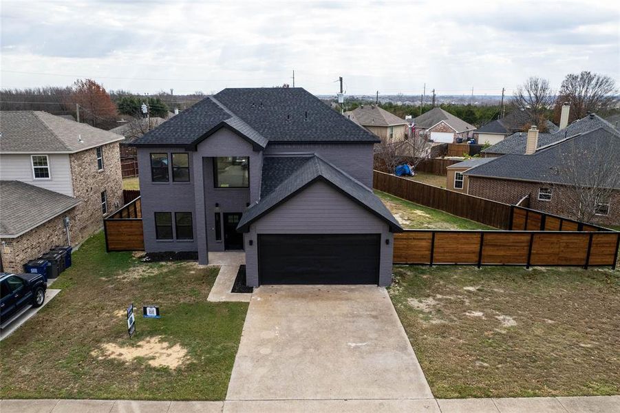 View of front facade featuring a front lawn