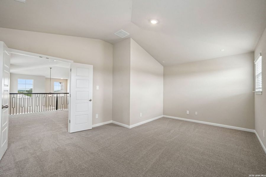 Spacious, unfurnished interior of a new home in Thomas Pond, San Antonio (Image 29).