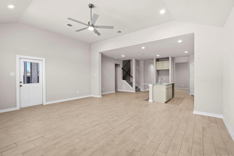 Spacious, unfurnished interior of a new home in Barton Creek Ranch, Conroe (Image 15).