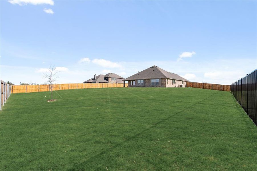 Exterior details and patio area of a home in Glenbrook, Red Oak (Image 27).