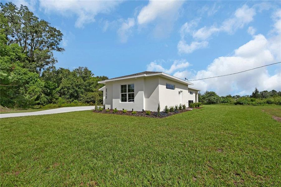 Exterior details and patio area of a home in , Deland (Image 3).