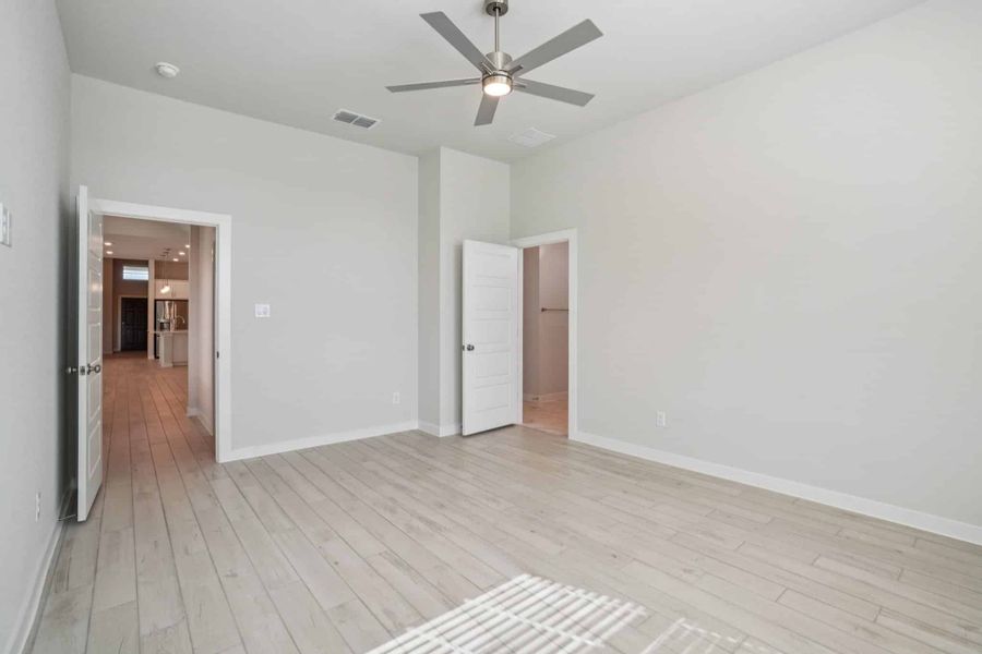 Spacious, unfurnished interior of a new home in Meyer Ranch, New Braunfels (Image 39).