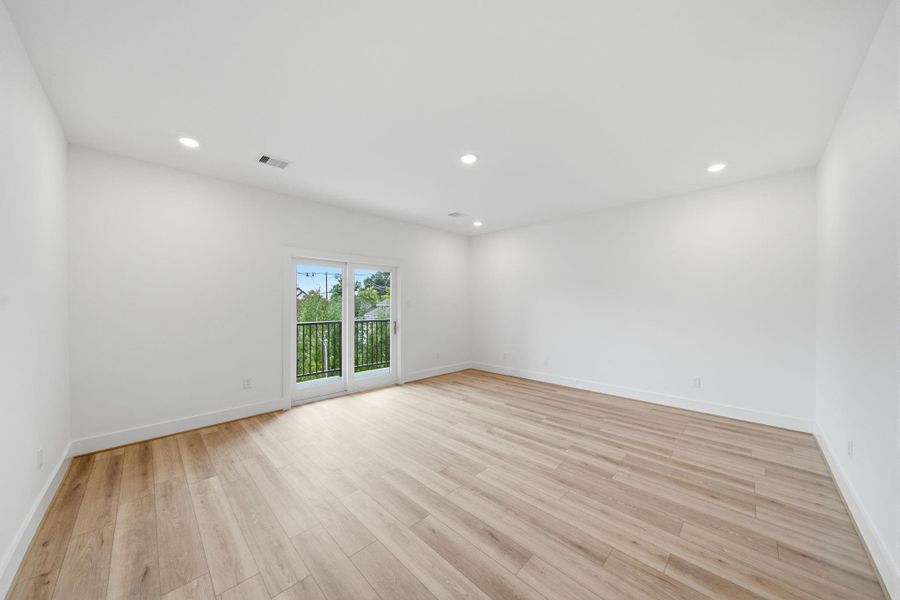 Spacious, unfurnished interior of a new home in , Houston (Image 18).