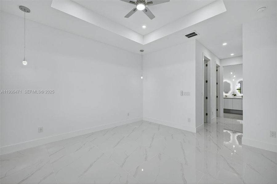 Spacious, unfurnished interior of a new home in , Cape Coral (Image 24).