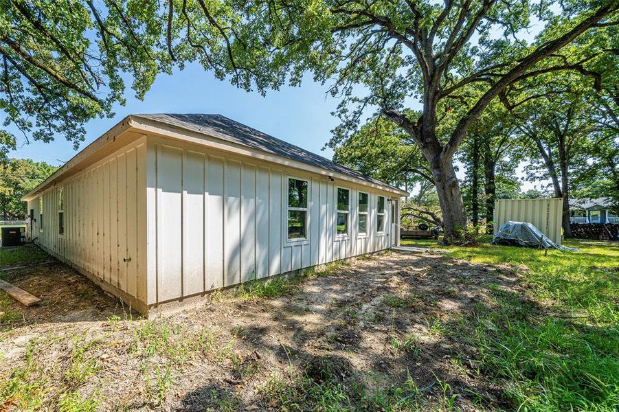 Exterior details and patio area of a home in , Payne Springs (Image 19).