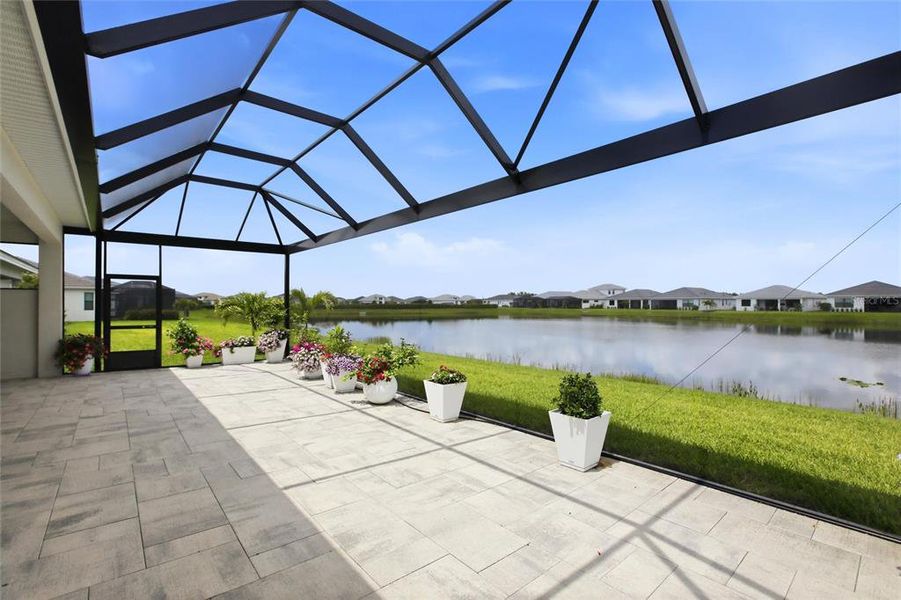 Exterior details and patio area of a home in , Bradenton (Image 4).