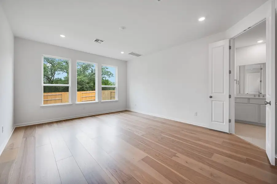 Spacious, unfurnished interior of a new home in Santa Rita Ranch, Liberty Hill (Image 11).