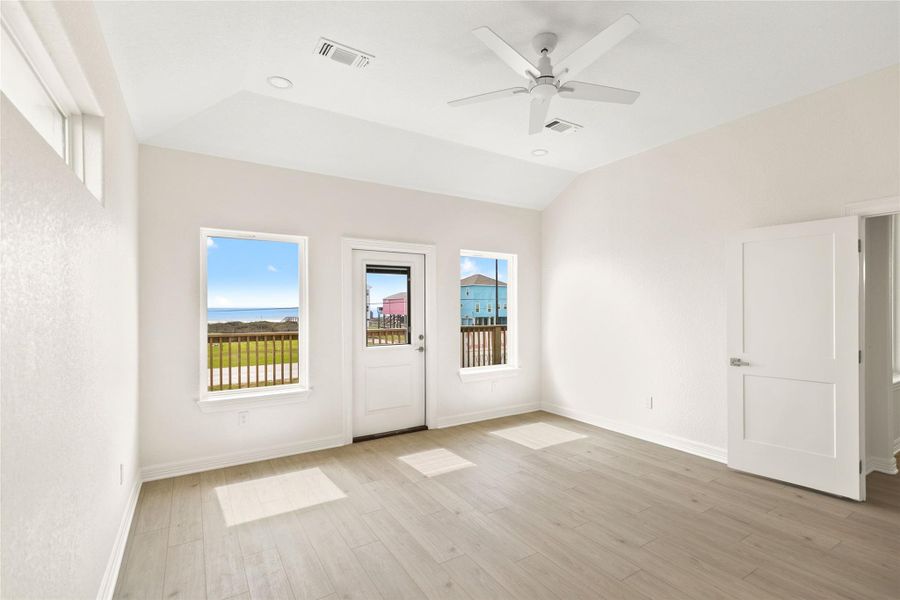 Spacious, unfurnished interior of a new home in , Freeport (Image 20).