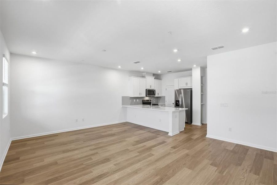 Spacious, unfurnished interior of a new home in , Orlando (Image 12).