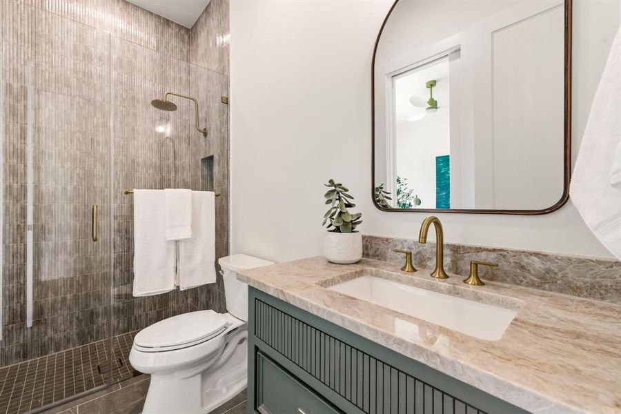 Secondary bedroom en suite bath