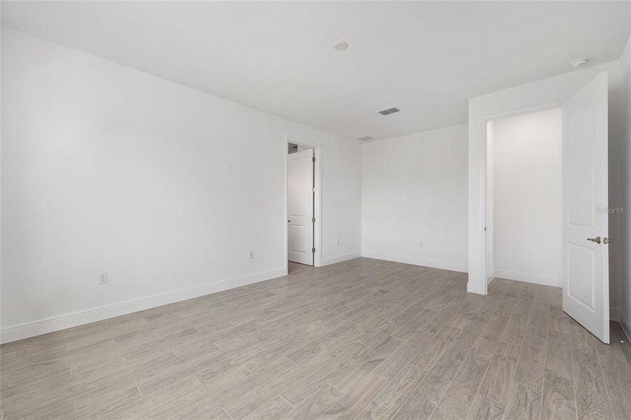 Spacious, unfurnished interior of a new home in , Ocala (Image 33).