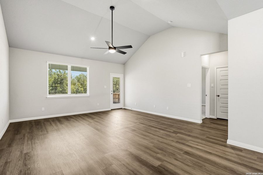 Spacious, unfurnished interior of a new home in Cinco Lakes, San Antonio (Image 18).