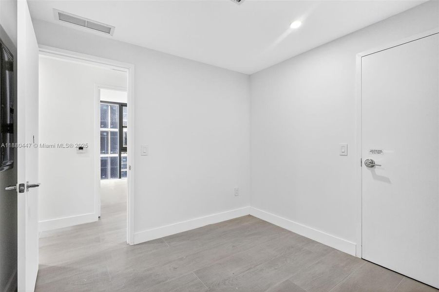 Spacious, unfurnished interior of a new home in , Miami (Image 33).