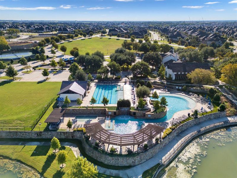 New to the area? Mustang Lakes is packed with chances to meet neighbors, work out with friends, join a book club, and dive into community life.