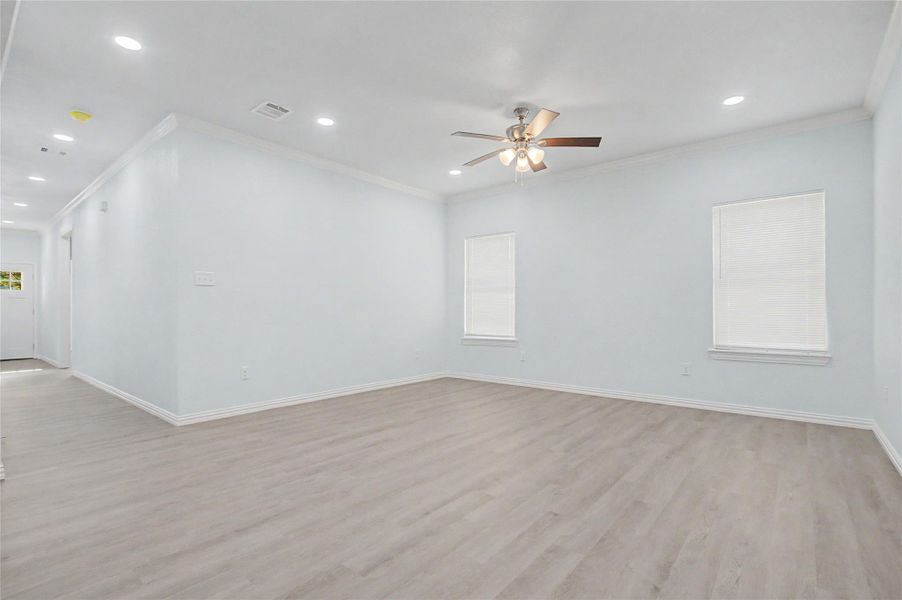 Spacious, unfurnished interior of a new home in , Navasota (Image 25).