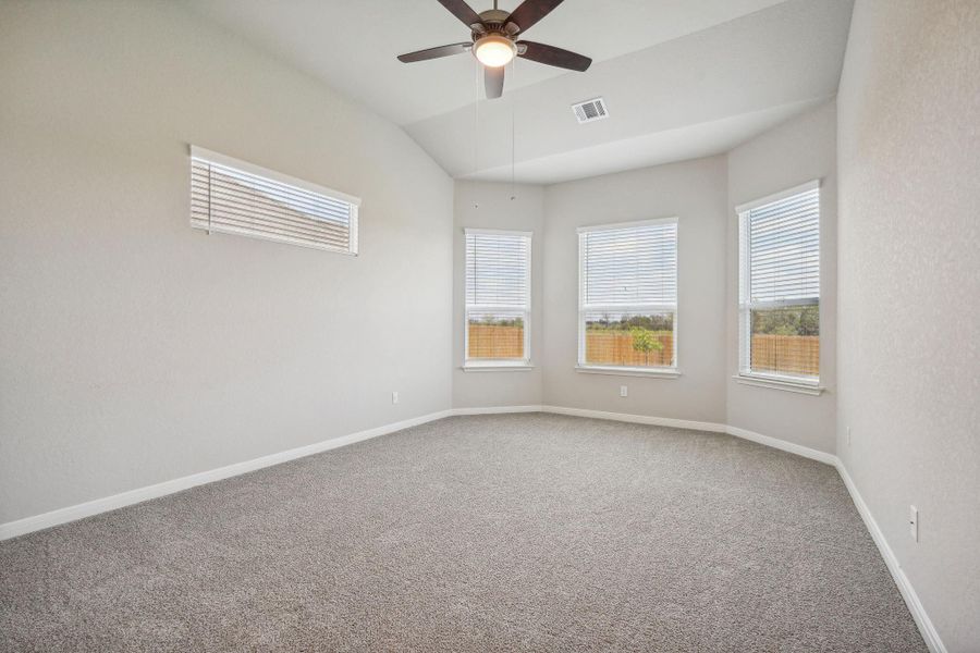 Spacious, unfurnished interior of a new home in Kingdom Heights, Rosenberg (Image 24).