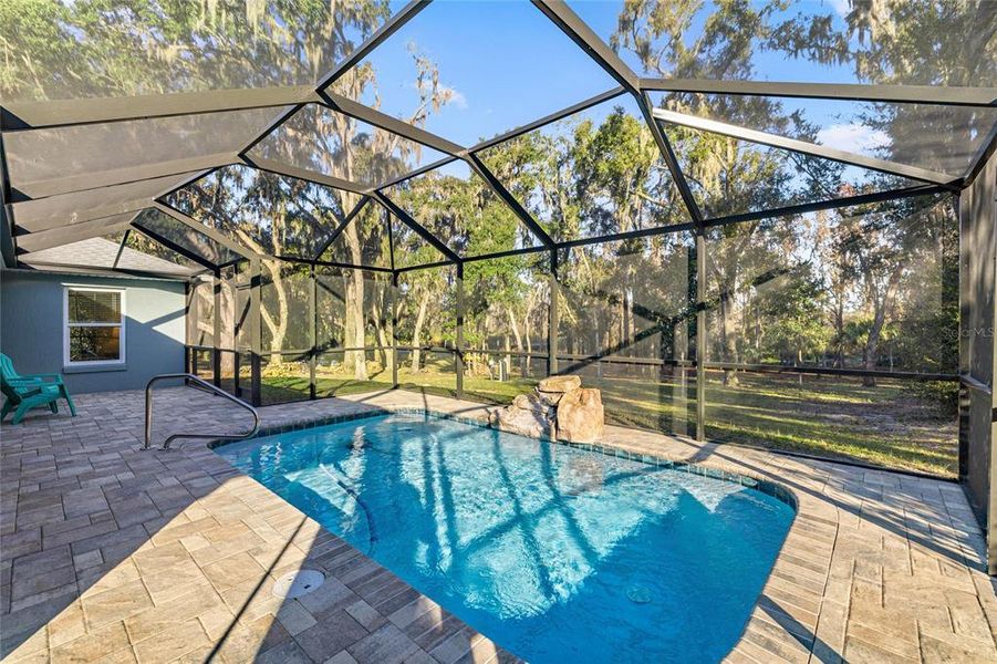 Exterior details and patio area of a home in , Dunnellon (Image 3).