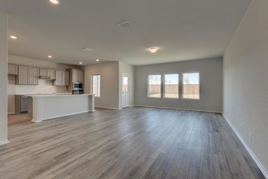 Representative unfurnished interior of a home built from the Austin by Ashton Woods in Meadows at Hennersby Hollow 40's, San Antonio (Image 25).