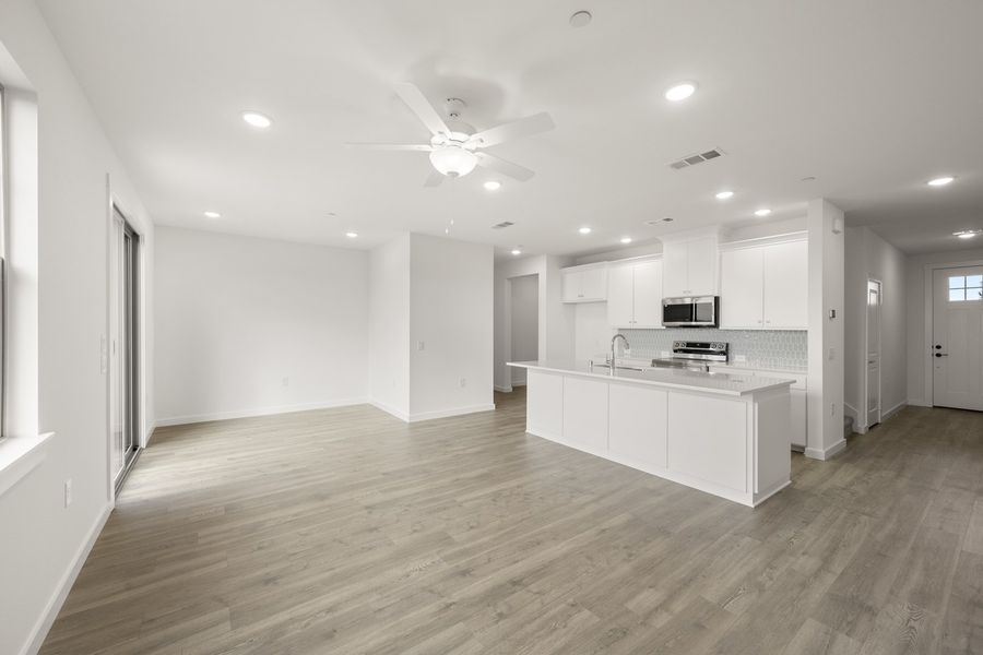 Spacious, unfurnished interior of a new home in Wildridge, Oak Point (Image 15).