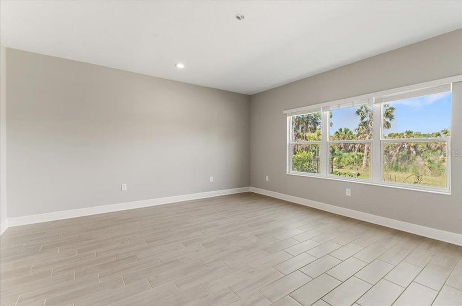 Spacious, unfurnished interior of a new home in , Sarasota (Image 18).