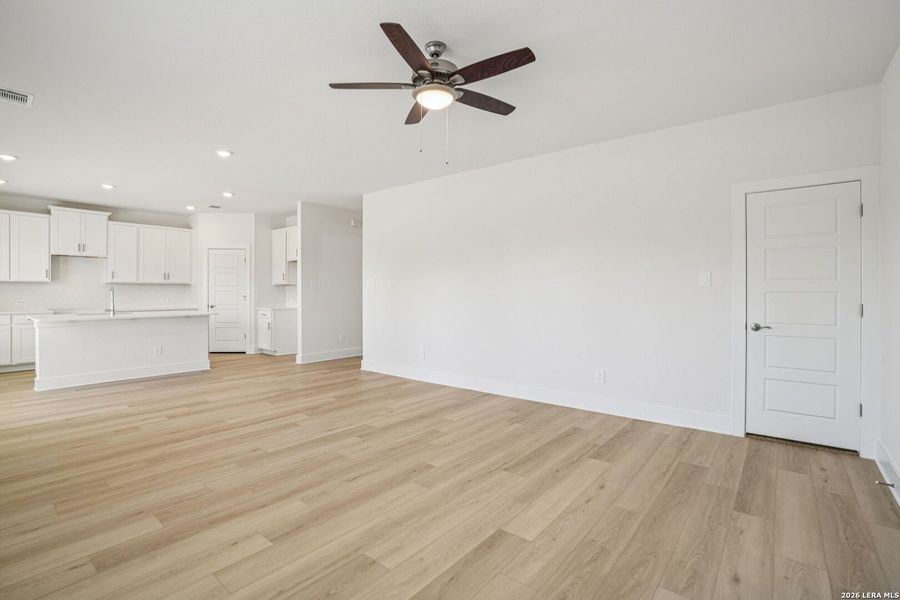 Spacious, unfurnished interior of a new home in Carmel Ranch, Schertz (Image 33).