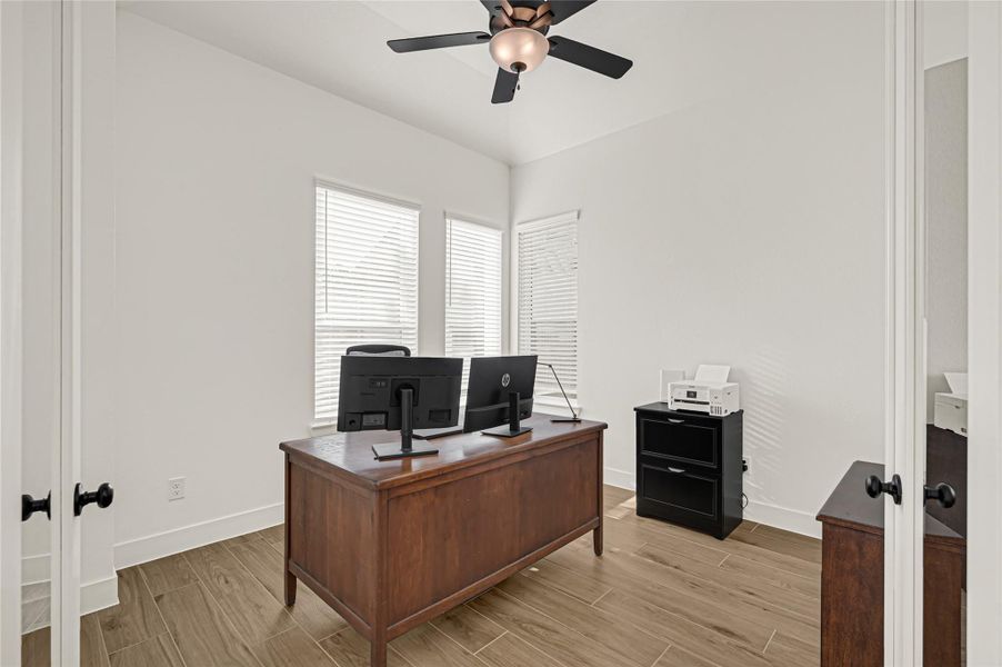 Furnished interior view inside a new home in Evergreen 40s, Conroe (Image 27). Furnished interior view inside a new home in Evergreen 40s, Conroe (Image 27).