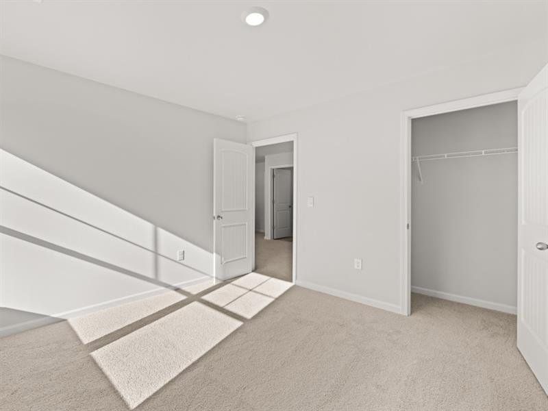Spacious, unfurnished interior of a new home in Falcon Landing, Gainesville (Image 11).