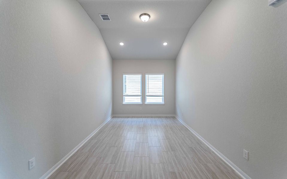 Spacious, unfurnished interior of a new home in Hunter's Ranch, San Antonio (Image 18).