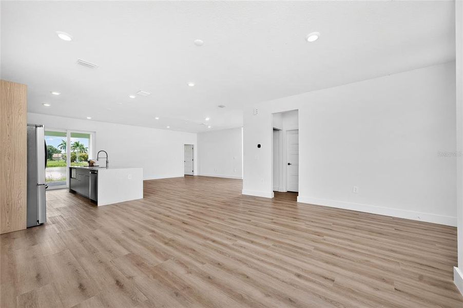 Spacious, unfurnished interior of a new home in , Rotonda West (Image 23).