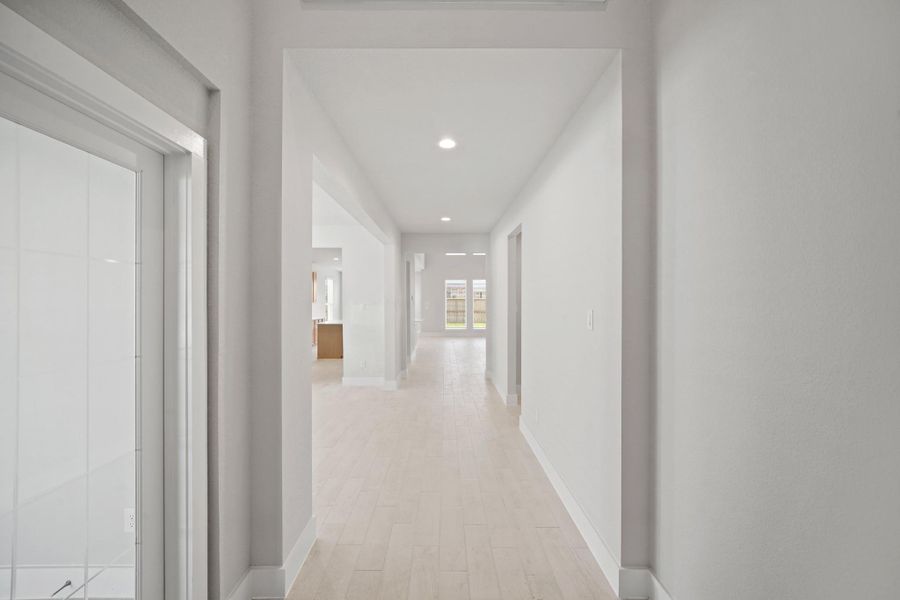 Spacious, unfurnished interior of a new home in Morton Creek Ranch, Katy (Image 11).