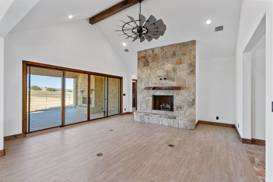 Spacious, unfurnished interior of a new home in Santana Ridge, Weatherford (Image 12).