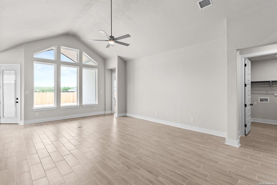 Spacious, unfurnished interior of a new home in Stillwater Ranch, San Antonio (Image 16).