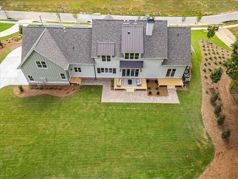 Exterior details and patio area of a home in Crossroads, Alpharetta (Image 30).