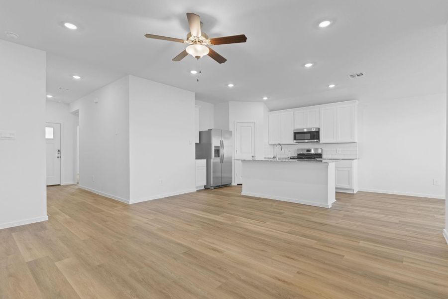 Spacious, unfurnished interior of a new home in Watermark, Alvin (Image 15). Spacious, unfurnished interior of a new home in Watermark, Alvin (Image 15).