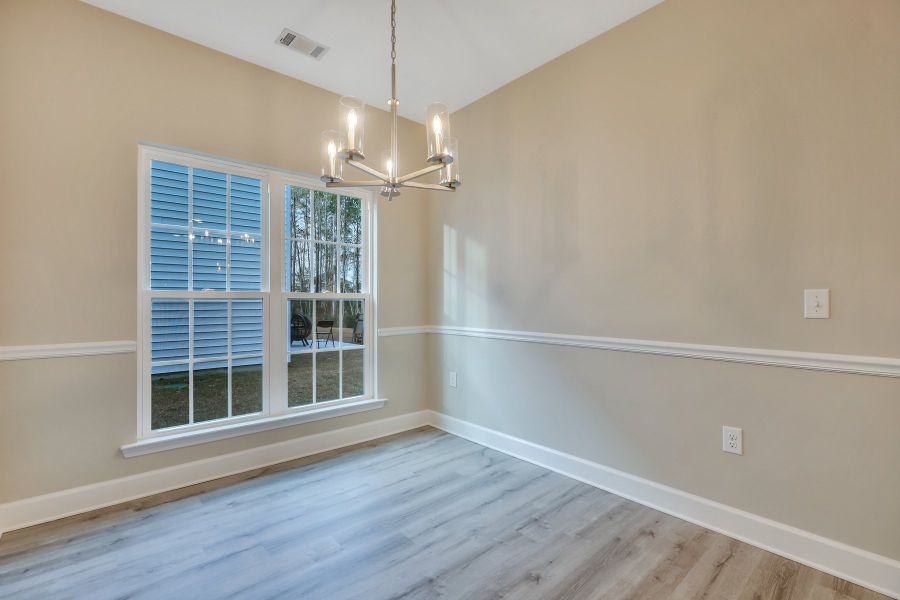 Hatteras – Dining Room with Twin Window