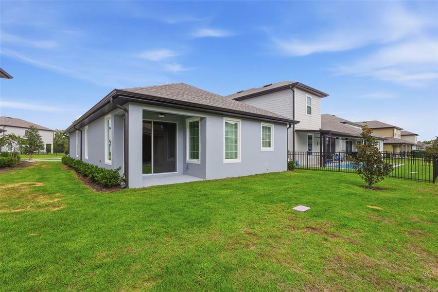 Exterior details and patio area of a home in Reunion Village, Kissimmee (Image 4).