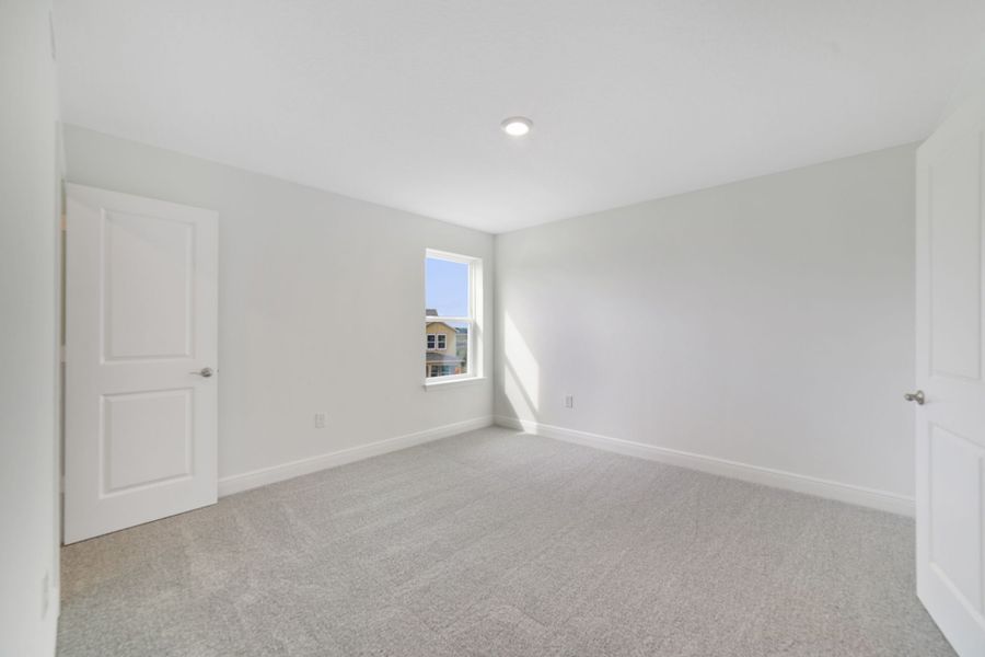 Spacious, unfurnished interior of a new home in Vintner Reserve, Clermont (Image 23).