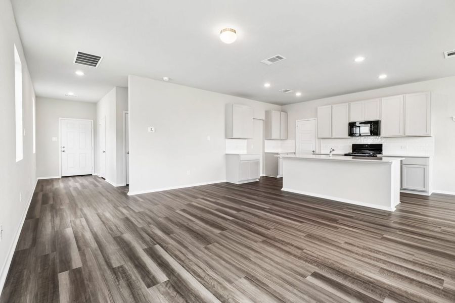 Spacious, unfurnished interior of a new home in Hymeadow, San Marcos (Image 12).