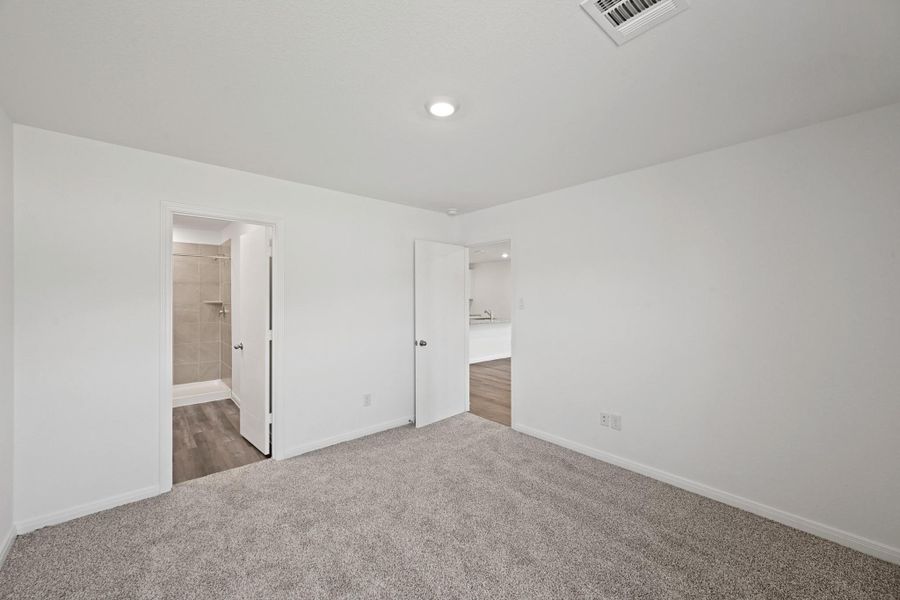 Spacious, unfurnished interior of a new home in , Conroe (Image 19).