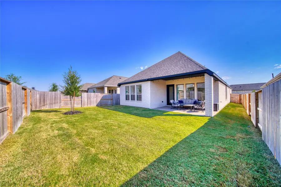 Exterior details and patio area of a home in Meridiana 40'/45', Manvel (Image 26).