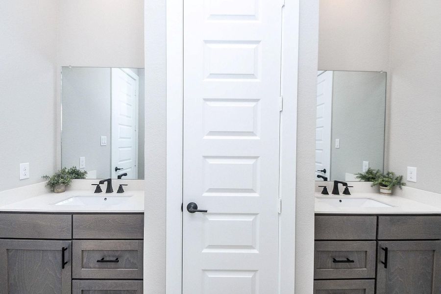 Hollywood bath between bedrooms 2 and 3 Hollywood bath between bedrooms 2 and 3