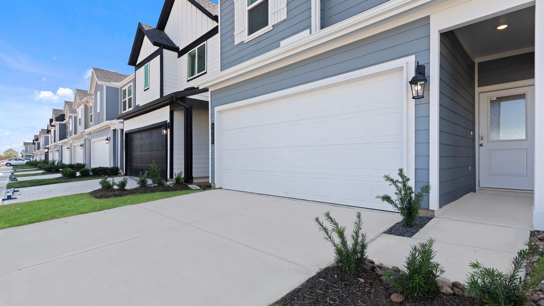 Exterior details and patio area of a home in Villarosa at Tamarron, Katy (Image 3).