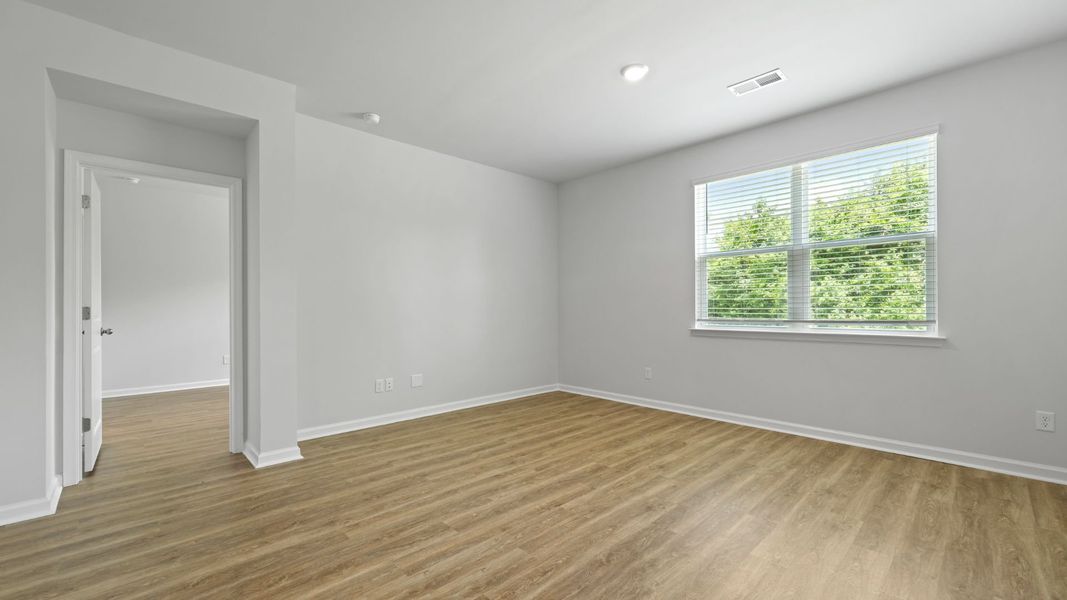 Spacious, unfurnished interior of a new home in Sheep Island, Summerville (Image 10).