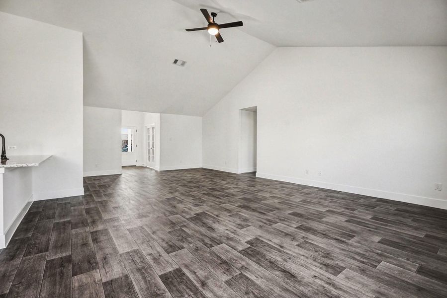 Spacious, unfurnished interior of a new home in , Angleton (Image 11).