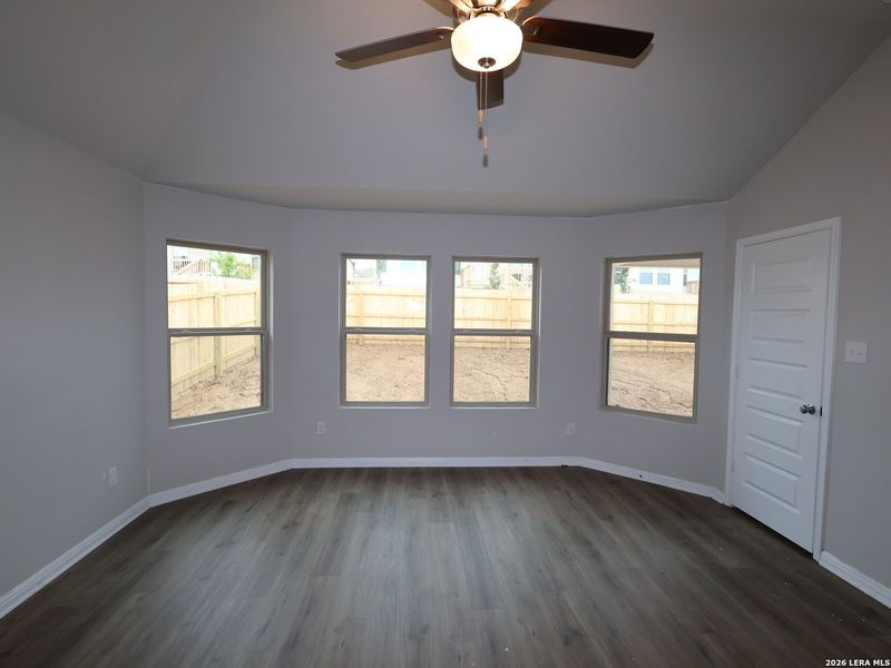 Spacious, unfurnished interior of a new home in Mesquite Ridge, San Antonio (Image 14).