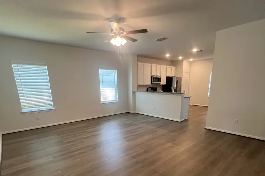 Spacious, unfurnished interior of a new home in Hunter's Ranch, San Antonio (Image 11).