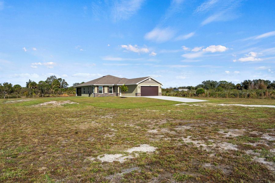 Exterior details and patio area of a home in , Okeechobee (Image 29).